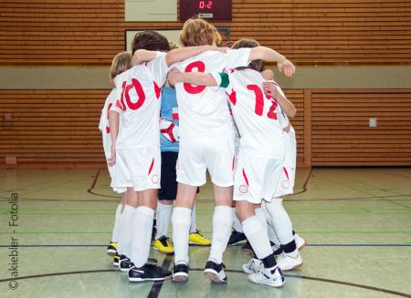 Schülerinnen und Schüler kämpfen beim Hallenfußball um die Meisterschaft (© Foto: akiebler - Fotolia)